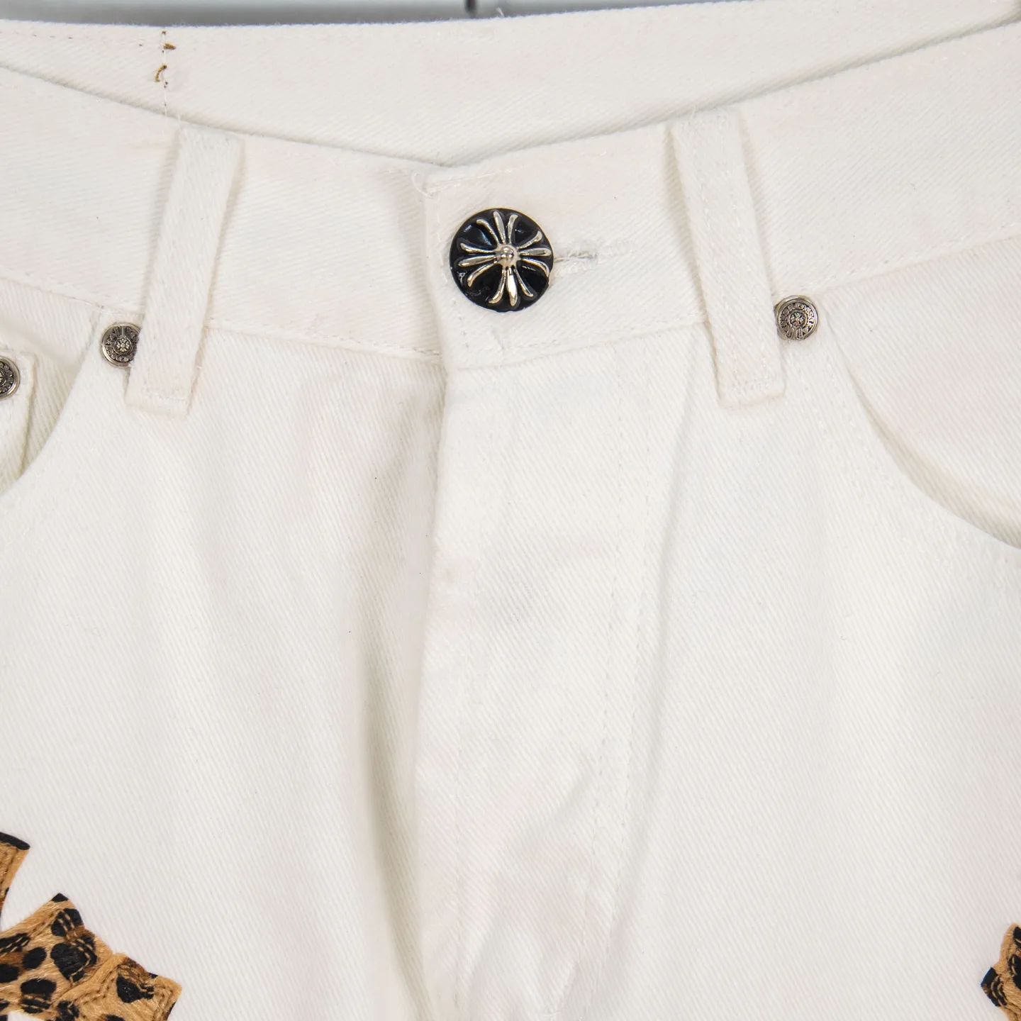 P240 Chrome Hearts & Chrome Hearts high street jeans with leopard print and vintage graffiti paintings on a white background. Chrome Hearts are the most popular pants in color. Made of beaded canvas fabric, heavy washing makes the upper body of the fabric more textured and the pants are tall and straight! The three-dimensional cutting of the whole trousers is a masterpiece! The hardware is customized by zp. The beaded canvas fabric is thick and soft after being washed. It has good breathability. Customized small leather label. Unique design. The details are simple and elegant, and the workmanship is exquisite. The whole trousers are neatly routed and the details are in place! Trendy people have been disappointed. From the quality selection of fabrics, the tailoring of details, and the matching of patterns, everything is impeccable! The upper body is so handsome when worn...it can be easily worn by men, women and children! The craftsmanship is made of heavy-duty washed pure cotton denim fabric. After washing, it is soft and thick. It is very stylish when worn on the body. Style number: 1782# Color: white Size: 28 30 32 34 (S-XL)